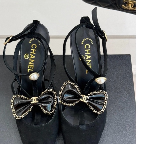 100% authentic Chanel bow heels with pearl embellishment for charity sale - Picture 9 of 12